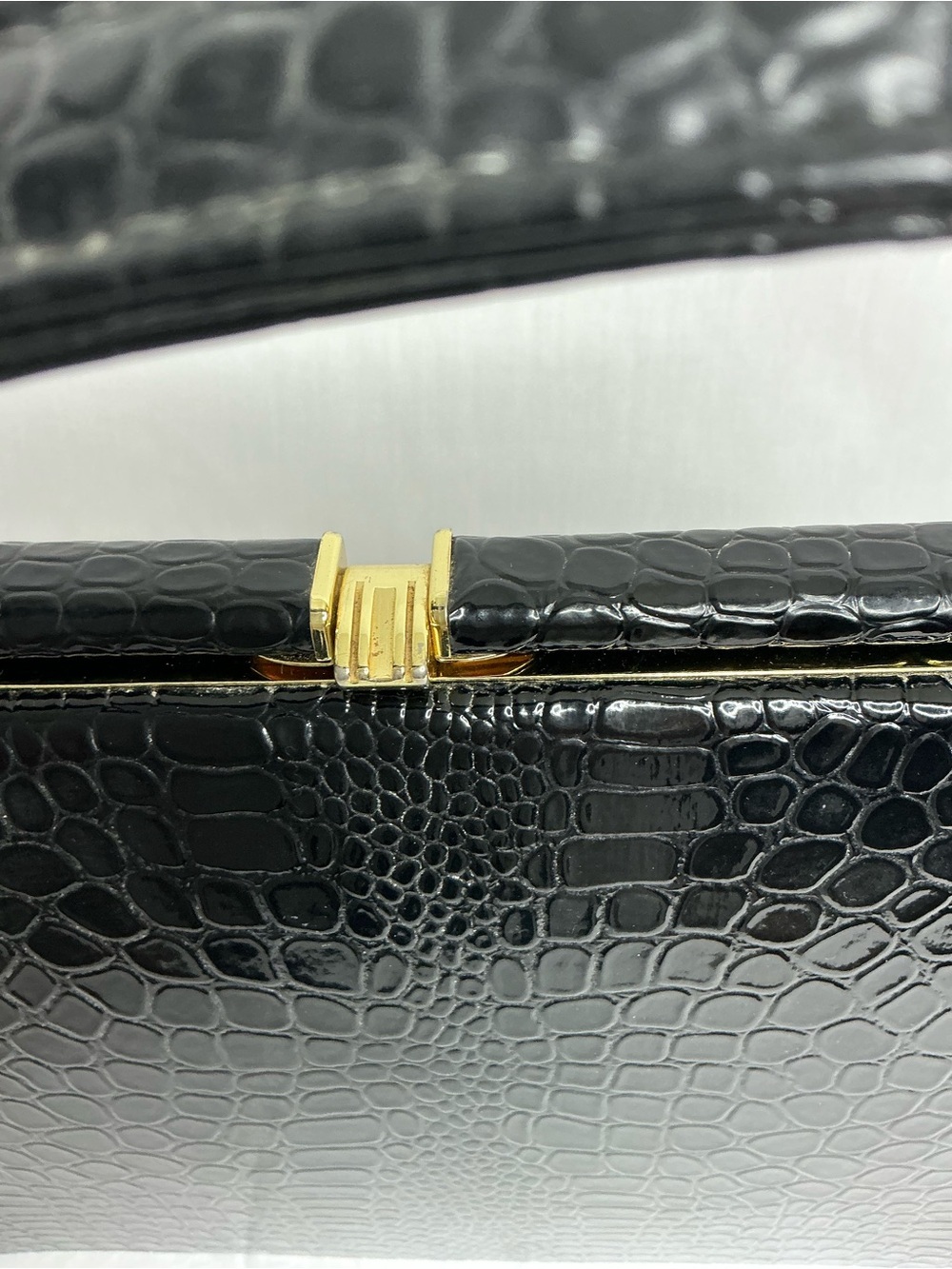 2024 - Classic Black Croc-Embossed Structured Shoulder Bag. - Picture 7 of 10
